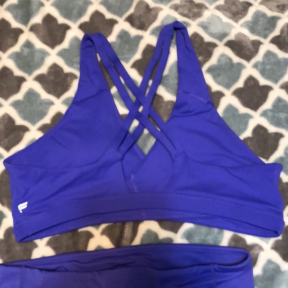 ✨2/$75 ✨ Fabletics bra & legging outfit - Picture 3 of 11